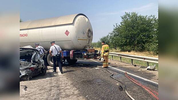 В Лескенском районе Кабардино-Балкарии полиция устанавливает обстоятельства ДТП с участием пяти легковых машин и бензовоза