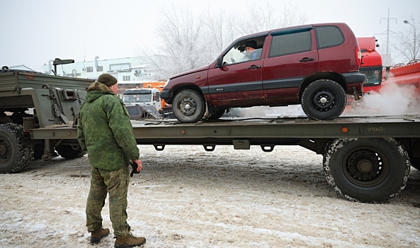 Волгоградцы отправили в зону СВО конфискованные машины