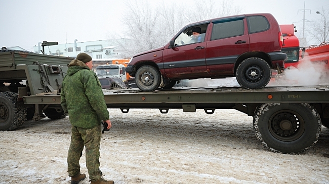 Волгоградцы отправили в зону СВО конфискованные машины