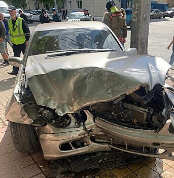Mercedes вылетел на тротуар в центре Калуги