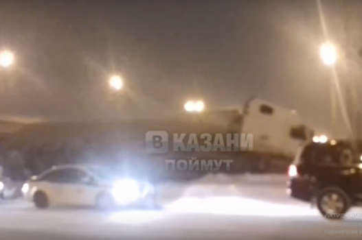 В Казани фура вылетела на трамвайные пути