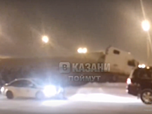 В Казани фура вылетела на трамвайные пути