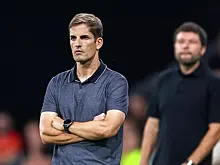 Главному тренеру "Сочи" стало плохо во время игры с "Краснодаром". Его увели с матча под руки