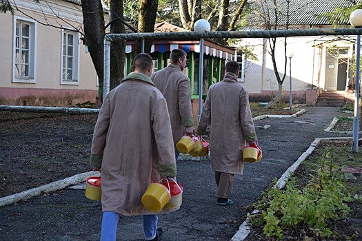 Раненым бойцам привезли песни Цоя и теплую одежду из Калужской области