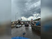Столб с проводами упал около лужи на Острове