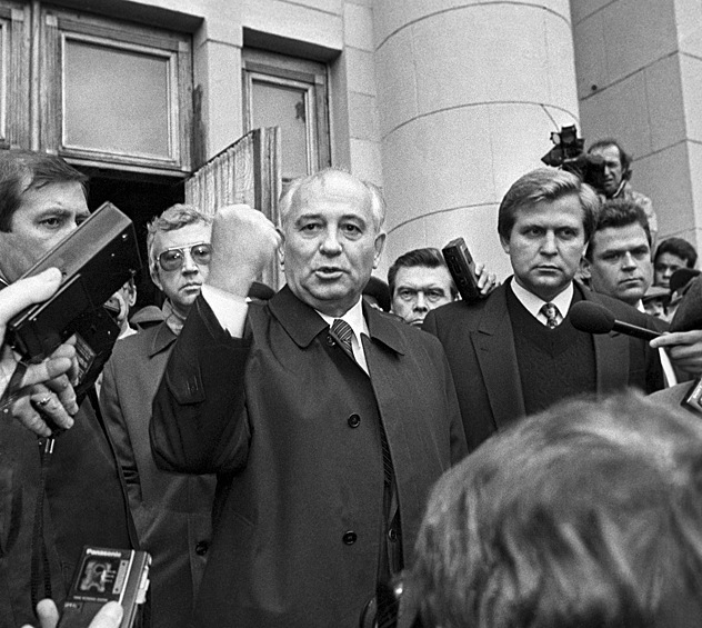 Михаил Горбачев делает заявление в связи с передачей помещений, занимаемых «Горбачев-фондом», в ведение Финансовой академии (1992)