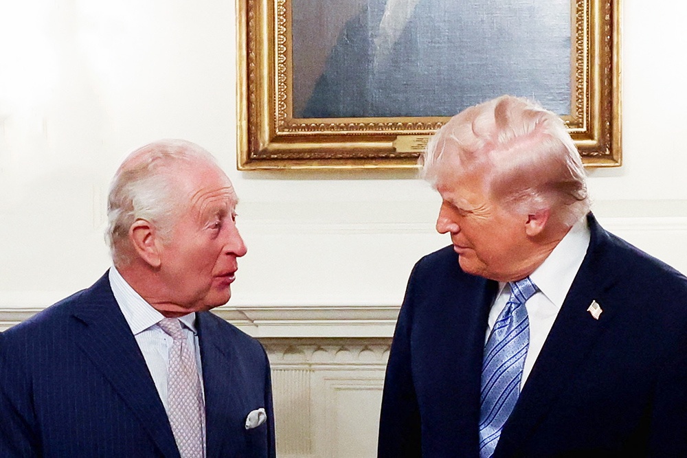 Трамп нарушил негласный протокол, похлопав короля Британии по плечу