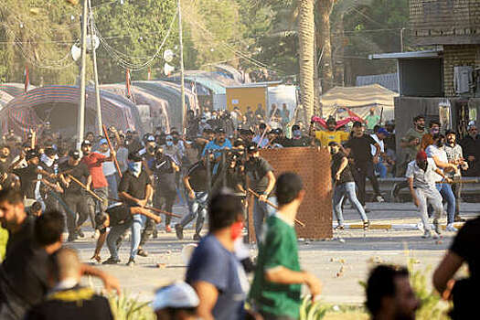 Reuters: сотни протестующих взяли штурмом и подожгли посольство Швеции в Багдаде