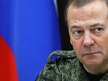 Медведев назвал число принятых за год на службу по контракту россиян
