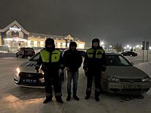 Новоуренгойские автоинспекторы помогли замёрзшей семейной паре на трассе