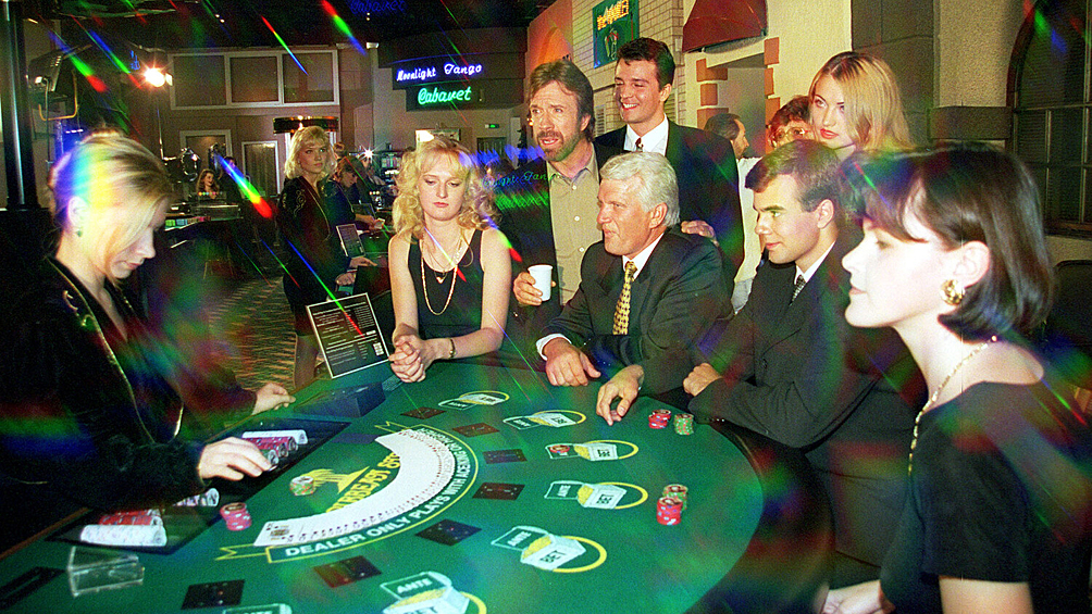 Чак Норрис в культурно-развлекательном центре «Беверли Хиллз» в Москве, 1997 год