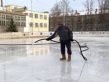 Снега нет, мороза нет: погода мешает залить катки в Костроме