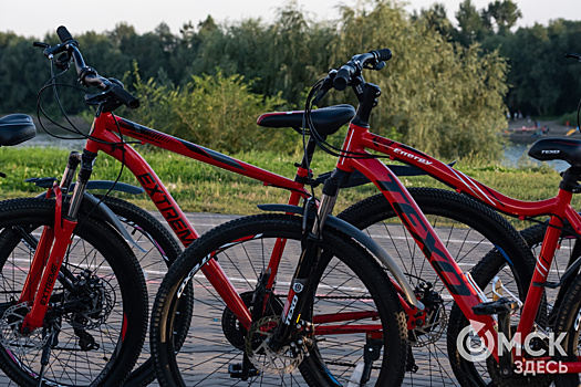 День Государственного флага России в Омске отметили ночным велопробегом