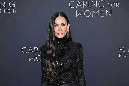 Актриса Деми Мур вышла на публику в облегающем платье с разрезом до бедра