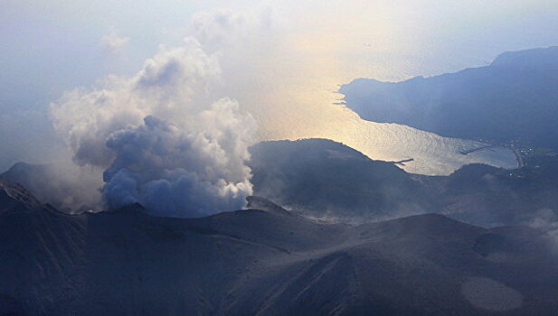 Уровень опасности вулкана в Японии повышен