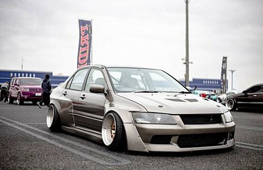 Широченный японский Lancer Evolution с российским обвесом!