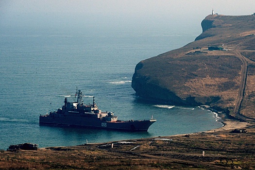 Корабль ТОФ "Адмирал Невельской" высадил морской десант в Приморье