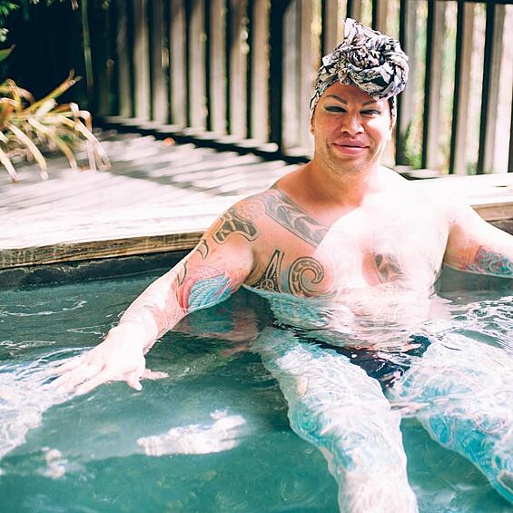 Но с такой внешностью ему комфортнее.