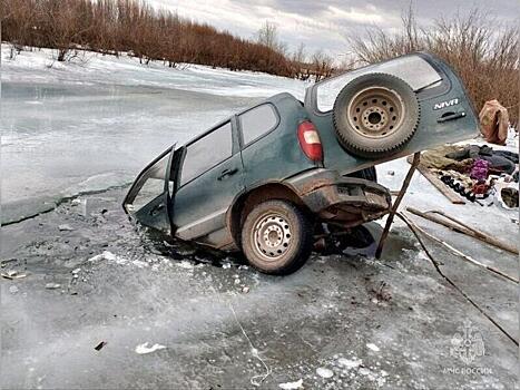 Рыбак едва не утонул вместе с автомобилем