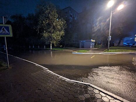 В Оренбурге дождевая вода затопила улицу Прохоренко и проезд Нижний