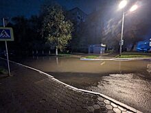 В Оренбурге дождевая вода затопила улицу Прохоренко и проезд Нижний