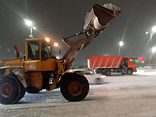 Более 20 дорожных рабочих вышли на борьбу с последствиями снегопада в Новом Уренгое