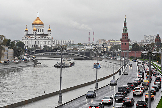 Мужчина прыгнул с моста в Москва-реку у Храма Христа Спасителя