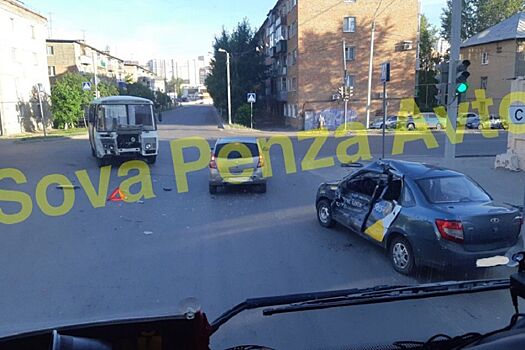 В Пензе из-за ДТП автобус «ПАЗ» вмял двери в салон автомобиля такси