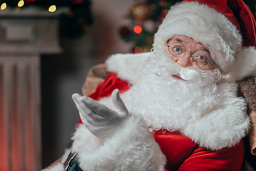 В торговых центрах США дети общаются с Санта-Клаусом через стекло