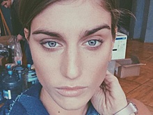 В тесных легинсах и микротопе: возлюбленная Виторгана показала гибкое тело и кошачью пластику