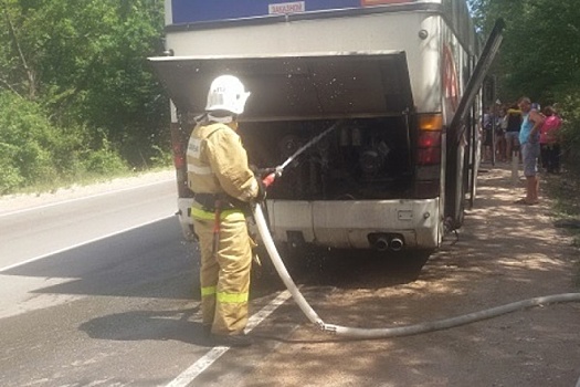 На трассе Симферополь – Керчь вспыхнул автобус с полсотней пассажиров