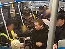 В Москве нападение пассажира автобуса на контролера попало на видео