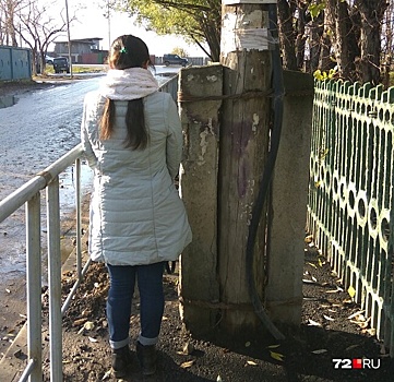 По краям заборы, а в центре столб: в Зареке появился тротуар для стройных пешеходов