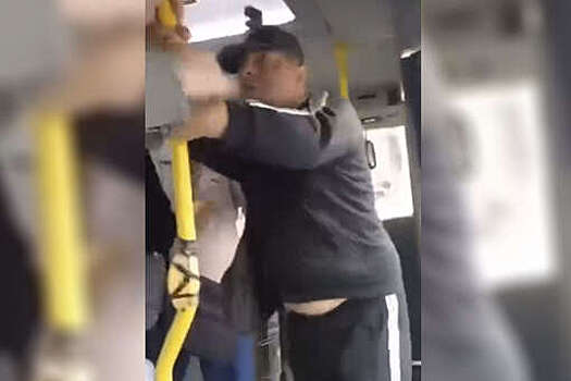 В Подмосковье приезжий устроил дебош в автобусе и попал на видео