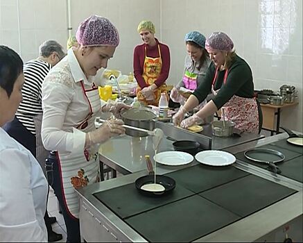 Иностранцы в Костроме напекли для жителей ночлежки полтысячи блинов