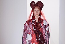 Цветы, безумные платья и парад червонных королев на показе Comme des Garçons Spring 2020