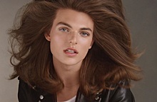 Огромная грива волос, сияющий хайлайтер и мамина красота: 17-летний сын Лиз Херли дебютировал в качестве модели