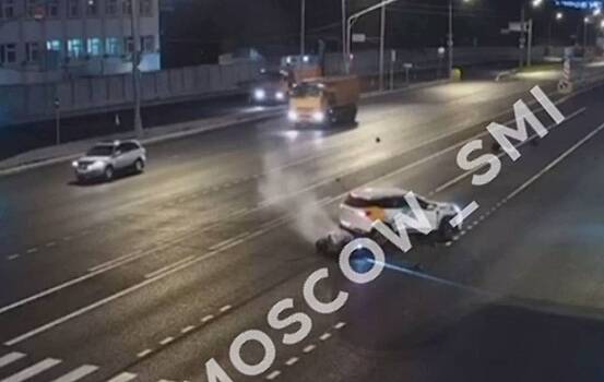 В Москве мотоциклист сделал сальто после жесткого столкновения с легковушкой