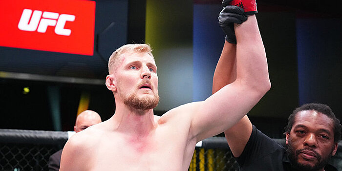 Российский боец поднялся на седьмое место в рейтинге тяжеловесов UFC