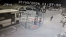 На видео попал момент, как в Курске пешеходы спасаются от летящего в них автобуса