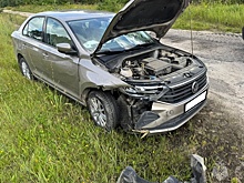 Легковушка оказалась в кювете после встречи с бетономошалкой