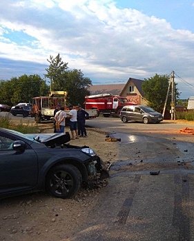 Грузовик рассыпал кирпичи после столкновения с легковушкой