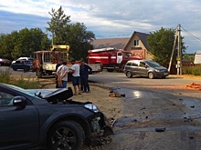 Грузовик рассыпал кирпичи после столкновения с легковушкой