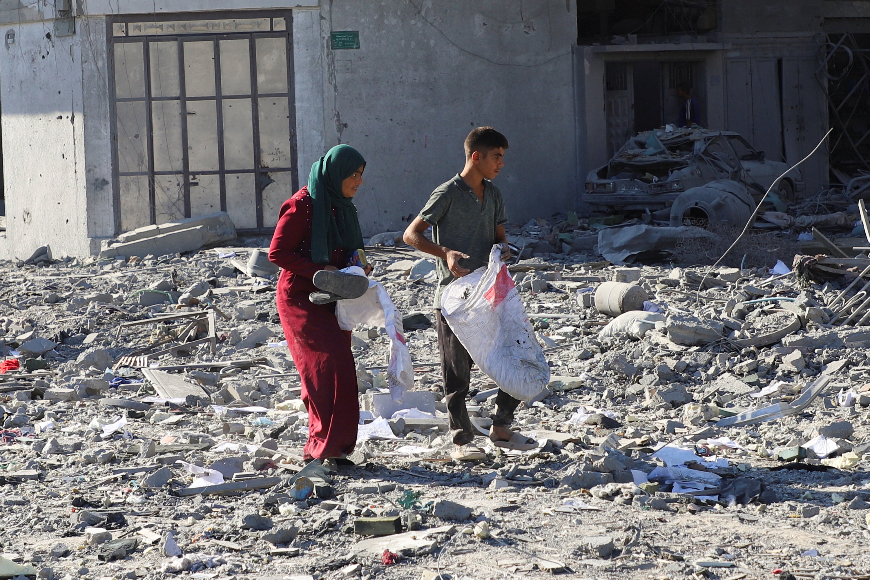 Тысячи палестинцев начали возвращаться в город Газа Источник: Рамблер