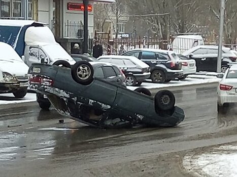 У «Сенного» автомобиль перевернулся на крышу