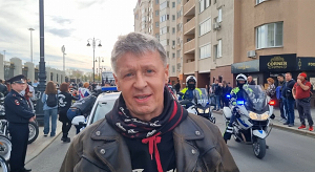 Актёр телешоу «Уральские пельмени» Сергей Исаев и сотрудники Госавтоинспекции на закрытии мотосезона в Свердловской области призвали всех соблюдать ПДД
