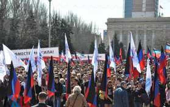 Шествие в Донецке по случаю годовщины провозглашения ДНР собрало около 10 тыс. человек