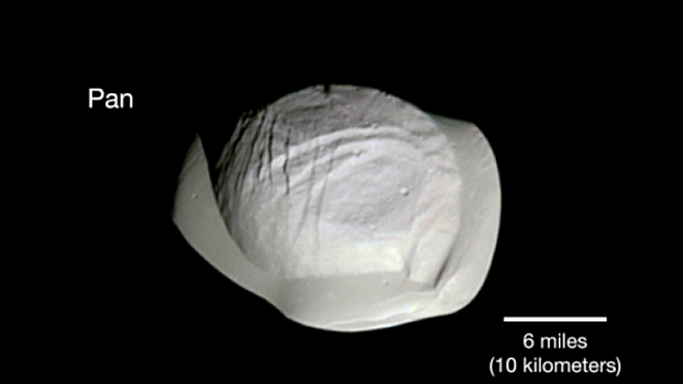 NASA показало «пирожки» и «пельмени» в спутниках Сатурна