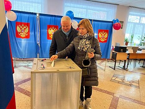 Депутат Госдумы Олег Иванинский пришел на выборы президента с женой