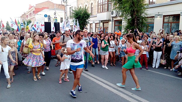По улице Куйбышева прошел танцевальный парад